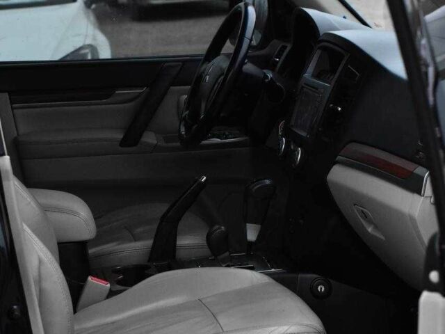 Чорний Міцубісі Паджеро, об'ємом двигуна 3 л та пробігом 215 тис. км за 9650 $, фото 11 на Automoto.ua