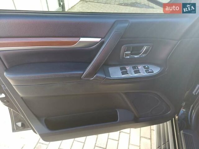 Черный Мицубиси Паджеро, объемом двигателя 3.2 л и пробегом 278 тыс. км за 12850 $, фото 7 на Automoto.ua