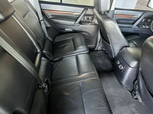 Чорний Міцубісі Паджеро, об'ємом двигуна 3 л та пробігом 294 тис. км за 11500 $, фото 9 на Automoto.ua