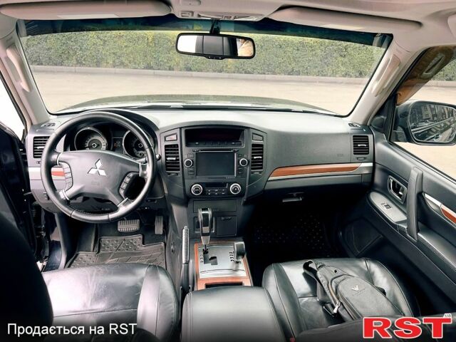 Черный Мицубиси Паджеро, объемом двигателя 3 л и пробегом 260 тыс. км за 13000 $, фото 2 на Automoto.ua