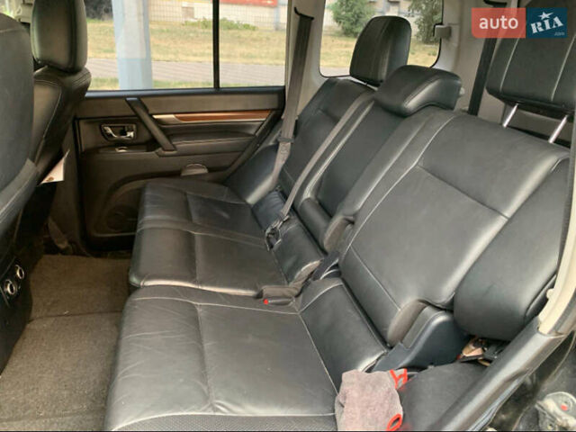 Черный Мицубиси Паджеро, объемом двигателя 3 л и пробегом 209 тыс. км за 9700 $, фото 5 на Automoto.ua