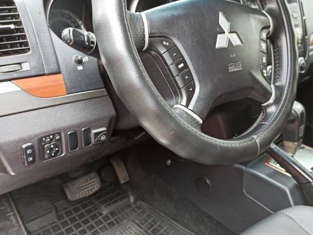 Черный Мицубиси Паджеро, объемом двигателя 0 л и пробегом 228 тыс. км за 10500 $, фото 10 на Automoto.ua