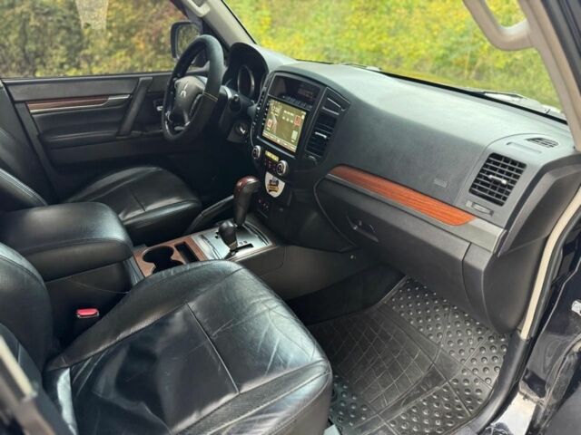 Черный Мицубиси Паджеро, объемом двигателя 3 л и пробегом 300 тыс. км за 11000 $, фото 13 на Automoto.ua