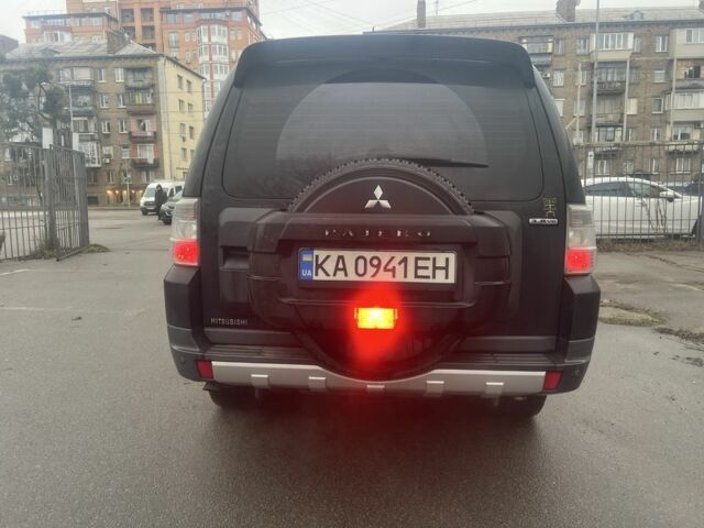 Чорний Міцубісі Паджеро, об'ємом двигуна 3.8 л та пробігом 308 тис. км за 12500 $, фото 3 на Automoto.ua