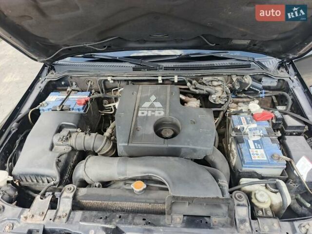 Чорний Міцубісі Паджеро, об'ємом двигуна 3.2 л та пробігом 257 тис. км за 13000 $, фото 25 на Automoto.ua