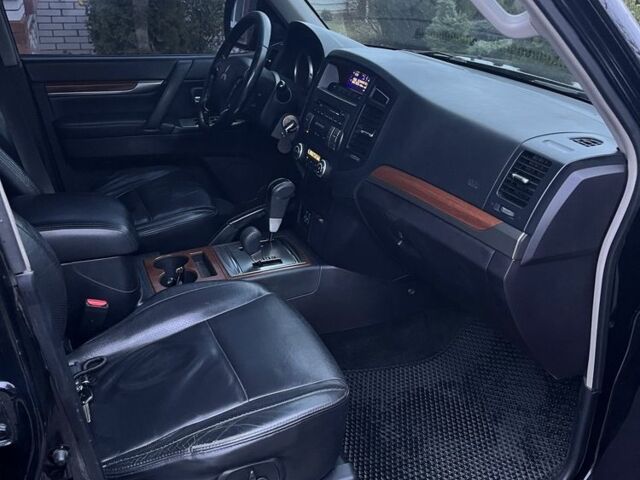 Черный Мицубиси Паджеро, объемом двигателя 3 л и пробегом 270 тыс. км за 11200 $, фото 6 на Automoto.ua