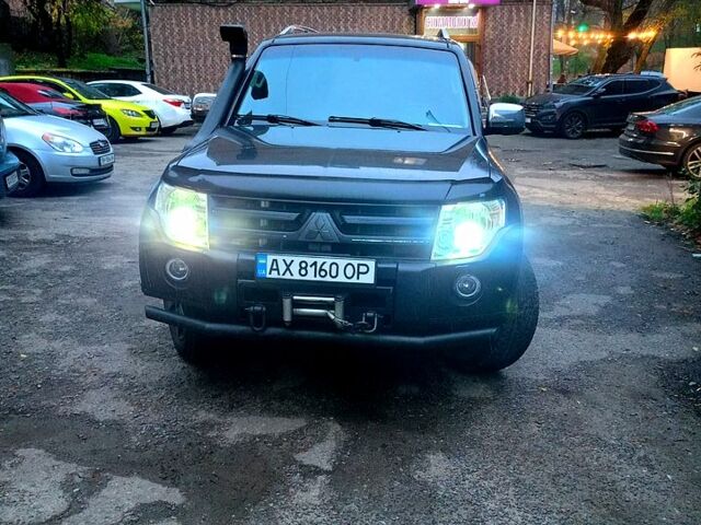 Черный Мицубиси Паджеро, объемом двигателя 3.2 л и пробегом 266 тыс. км за 13000 $, фото 2 на Automoto.ua