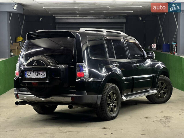 Черный Мицубиси Паджеро, объемом двигателя 3 л и пробегом 320 тыс. км за 9900 $, фото 3 на Automoto.ua