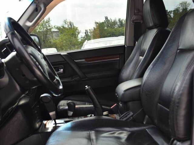 Черный Мицубиси Паджеро, объемом двигателя 3.8 л и пробегом 286 тыс. км за 11499 $, фото 7 на Automoto.ua