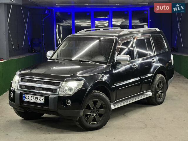 Черный Мицубиси Паджеро, объемом двигателя 3 л и пробегом 320 тыс. км за 9900 $, фото 2 на Automoto.ua