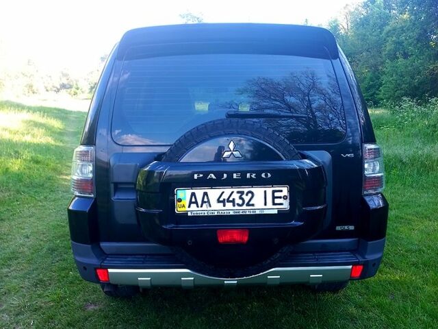 Черный Мицубиси Паджеро, объемом двигателя 3 л и пробегом 261 тыс. км за 13400 $, фото 1 на Automoto.ua
