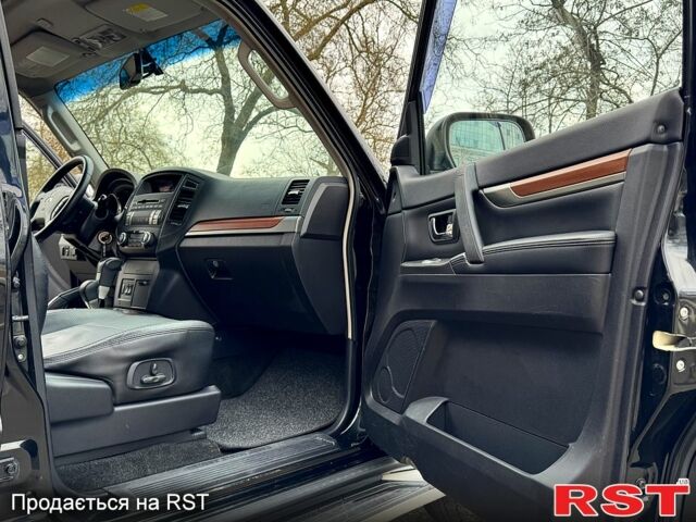 Чорний Міцубісі Паджеро, об'ємом двигуна 3 л та пробігом 124 тис. км за 10700 $, фото 9 на Automoto.ua