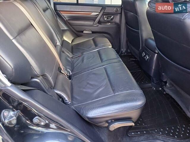 Черный Мицубиси Паджеро, объемом двигателя 3.2 л и пробегом 278 тыс. км за 12850 $, фото 10 на Automoto.ua