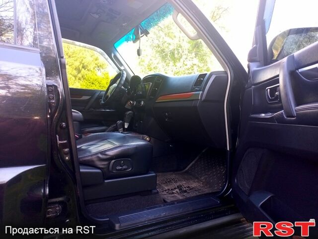 Черный Мицубиси Паджеро, объемом двигателя 3 л и пробегом 261 тыс. км за 13400 $, фото 2 на Automoto.ua