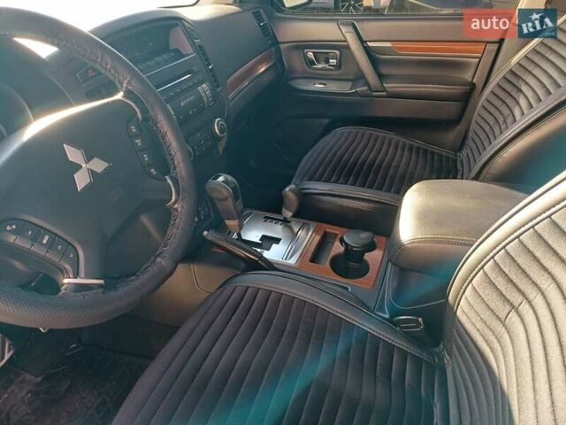 Черный Мицубиси Паджеро, объемом двигателя 3.2 л и пробегом 278 тыс. км за 12850 $, фото 6 на Automoto.ua