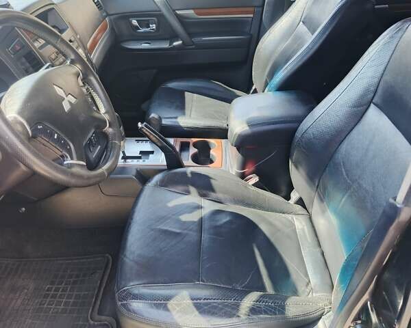 Чорний Міцубісі Паджеро, об'ємом двигуна 3.2 л та пробігом 257 тис. км за 13000 $, фото 13 на Automoto.ua