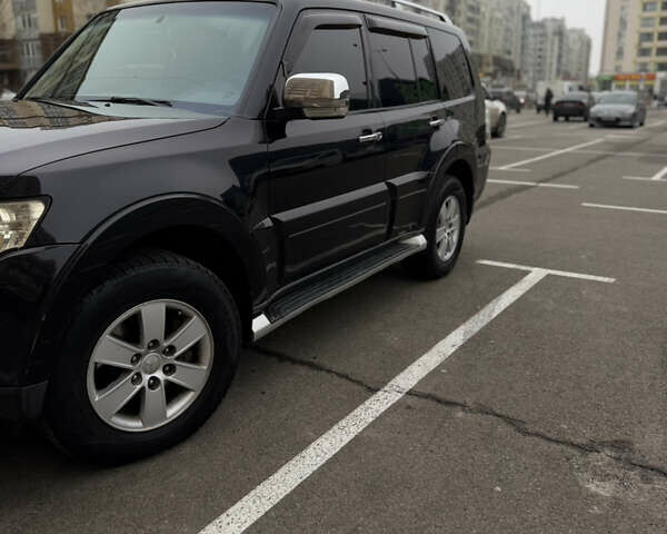 Чорний Міцубісі Паджеро, об'ємом двигуна 3.2 л та пробігом 299 тис. км за 12000 $, фото 1 на Automoto.ua