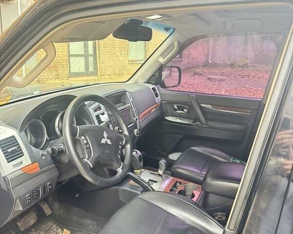 Чорний Міцубісі Паджеро, об'ємом двигуна 3.8 л та пробігом 150 тис. км за 11000 $, фото 1 на Automoto.ua