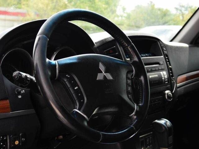 Черный Мицубиси Паджеро, объемом двигателя 3.8 л и пробегом 286 тыс. км за 11499 $, фото 6 на Automoto.ua