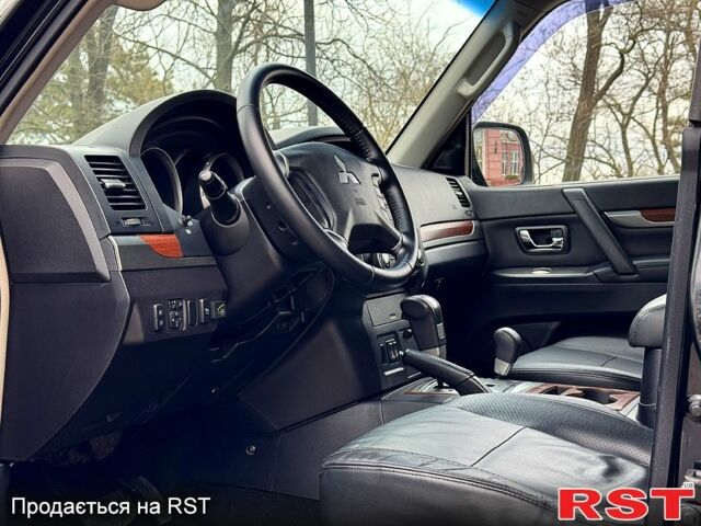 Чорний Міцубісі Паджеро, об'ємом двигуна 3 л та пробігом 124 тис. км за 10700 $, фото 8 на Automoto.ua