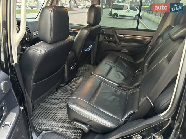 Черный Мицубиси Паджеро, объемом двигателя 2.97 л и пробегом 196 тыс. км за 11700 $, фото 5 на Automoto.ua