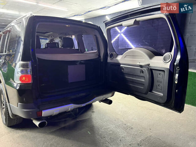 Черный Мицубиси Паджеро, объемом двигателя 3 л и пробегом 320 тыс. км за 9900 $, фото 46 на Automoto.ua