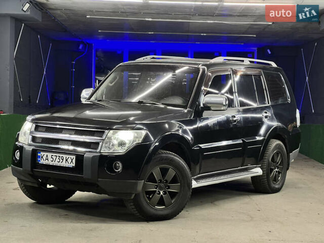 Черный Мицубиси Паджеро, объемом двигателя 3 л и пробегом 320 тыс. км за 9900 $, фото 1 на Automoto.ua