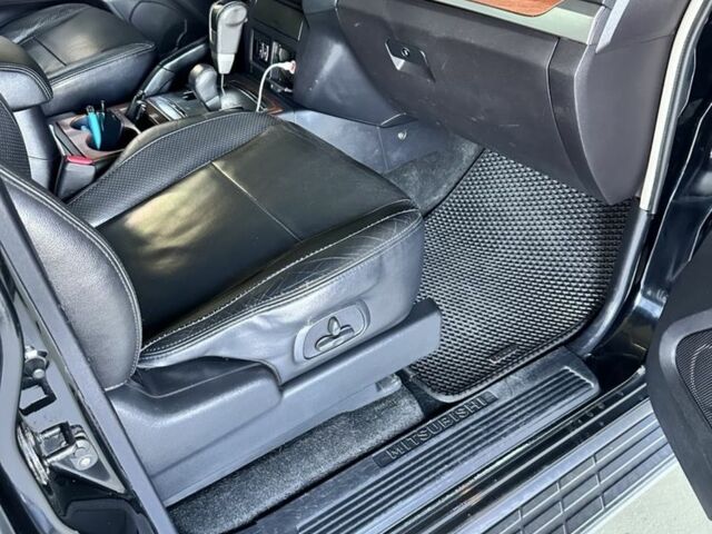 Чорний Міцубісі Паджеро, об'ємом двигуна 3 л та пробігом 294 тис. км за 11500 $, фото 6 на Automoto.ua