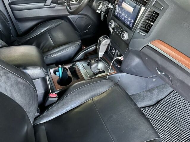 Чорний Міцубісі Паджеро, об'ємом двигуна 3 л та пробігом 294 тис. км за 11500 $, фото 3 на Automoto.ua