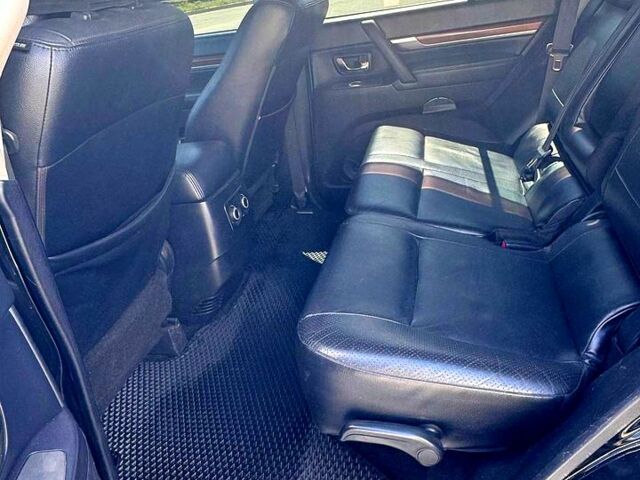 Черный Мицубиси Паджеро, объемом двигателя 3 л и пробегом 210 тыс. км за 12500 $, фото 5 на Automoto.ua