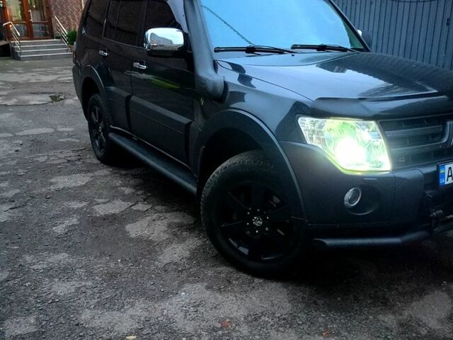 Черный Мицубиси Паджеро, объемом двигателя 3.2 л и пробегом 266 тыс. км за 13000 $, фото 1 на Automoto.ua