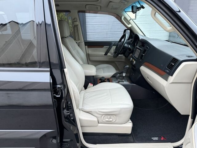 Черный Мицубиси Паджеро, объемом двигателя 3 л и пробегом 182 тыс. км за 11500 $, фото 10 на Automoto.ua