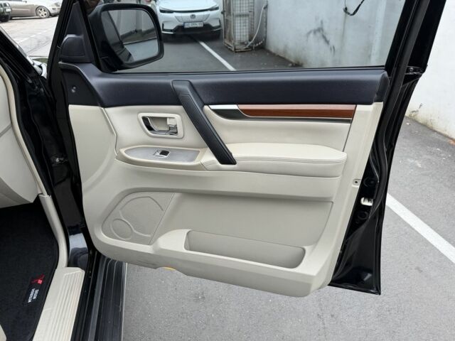 Черный Мицубиси Паджеро, объемом двигателя 3 л и пробегом 182 тыс. км за 11500 $, фото 12 на Automoto.ua