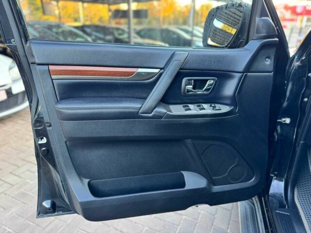 Черный Мицубиси Паджеро, объемом двигателя 3.2 л и пробегом 180 тыс. км за 17000 $, фото 10 на Automoto.ua