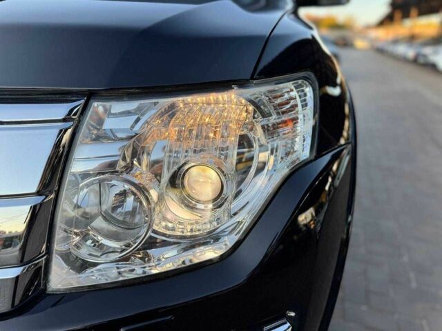 Черный Мицубиси Паджеро, объемом двигателя 3.2 л и пробегом 180 тыс. км за 17000 $, фото 3 на Automoto.ua