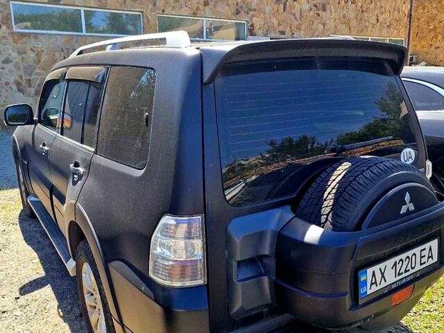 Черный Мицубиси Паджеро, объемом двигателя 3.8 л и пробегом 219 тыс. км за 12000 $, фото 2 на Automoto.ua