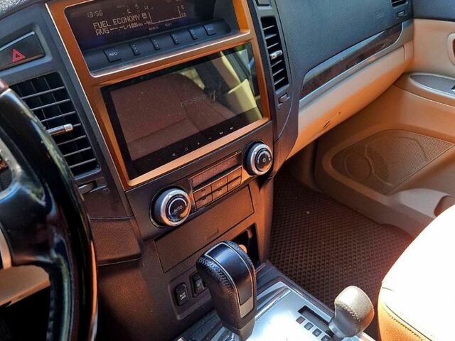 Черный Мицубиси Паджеро, объемом двигателя 3.8 л и пробегом 219 тыс. км за 12000 $, фото 7 на Automoto.ua