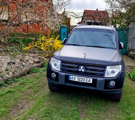 Черный Мицубиси Паджеро, объемом двигателя 3.8 л и пробегом 219 тыс. км за 12000 $, фото 1 на Automoto.ua