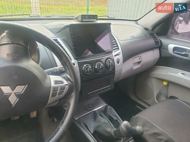 Черный Мицубиси Паджеро, объемом двигателя 2.5 л и пробегом 125 тыс. км за 15500 $, фото 3 на Automoto.ua