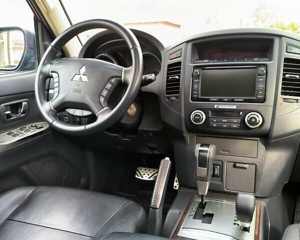 Чорний Міцубісі Паджеро, об'ємом двигуна 3.2 л та пробігом 211 тис. км за 19500 $, фото 2 на Automoto.ua