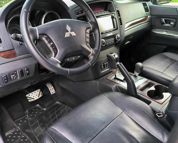 Чорний Міцубісі Паджеро, об'ємом двигуна 3.2 л та пробігом 211 тис. км за 19500 $, фото 27 на Automoto.ua