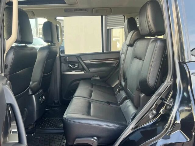 Черный Мицубиси Паджеро, объемом двигателя 3.2 л и пробегом 49 тыс. км за 26000 $, фото 11 на Automoto.ua