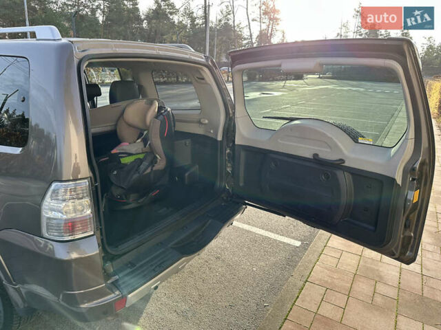 Коричневый Мицубиси Паджеро, объемом двигателя 3 л и пробегом 143 тыс. км за 13900 $, фото 3 на Automoto.ua