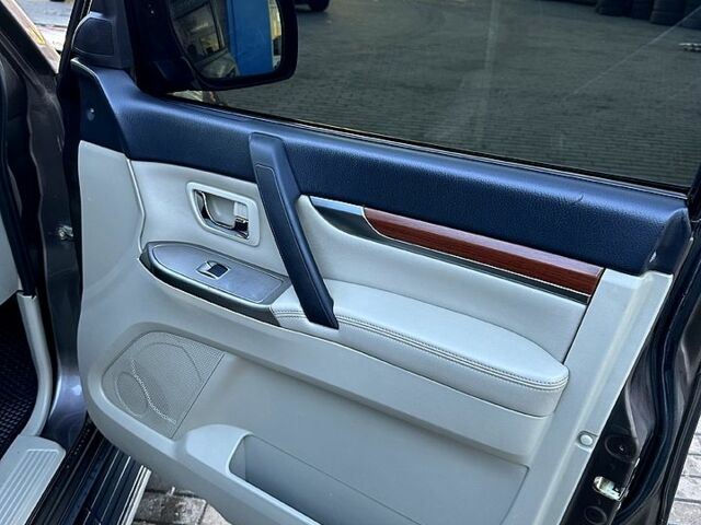 Коричневый Мицубиси Паджеро, объемом двигателя 3.2 л и пробегом 149 тыс. км за 19900 $, фото 5 на Automoto.ua