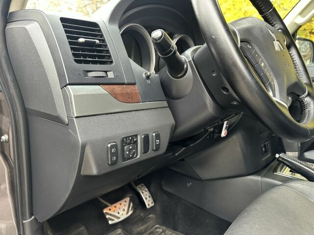 Коричневый Мицубиси Паджеро, объемом двигателя 3.2 л и пробегом 232 тыс. км за 16800 $, фото 16 на Automoto.ua