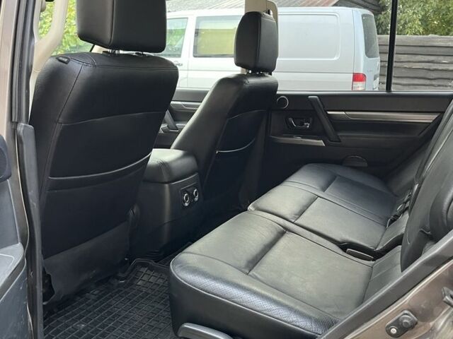 Коричневий Міцубісі Паджеро, об'ємом двигуна 3.2 л та пробігом 300 тис. км за 10600 $, фото 6 на Automoto.ua