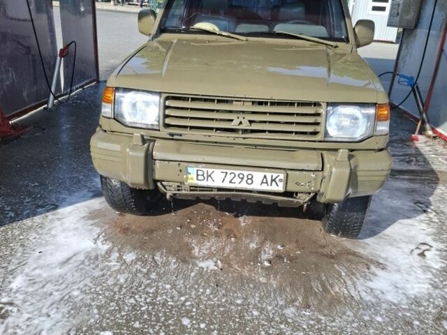 Червоний Міцубісі Паджеро, об'ємом двигуна 2.5 л та пробігом 400 тис. км за 3500 $, фото 1 на Automoto.ua