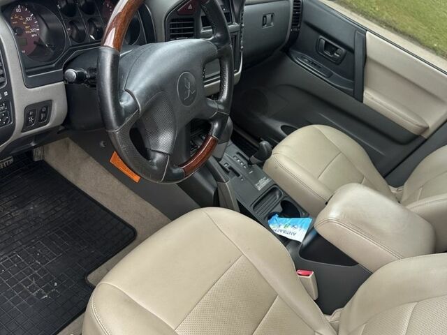 Красный Мицубиси Паджеро, объемом двигателя 3.5 л и пробегом 200 тыс. км за 8000 $, фото 1 на Automoto.ua