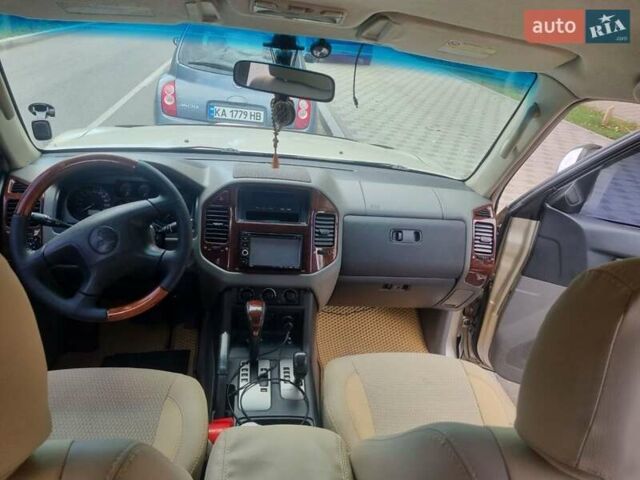 Желтый Мицубиси Паджеро, объемом двигателя 3 л и пробегом 315 тыс. км за 7900 $, фото 1 на Automoto.ua