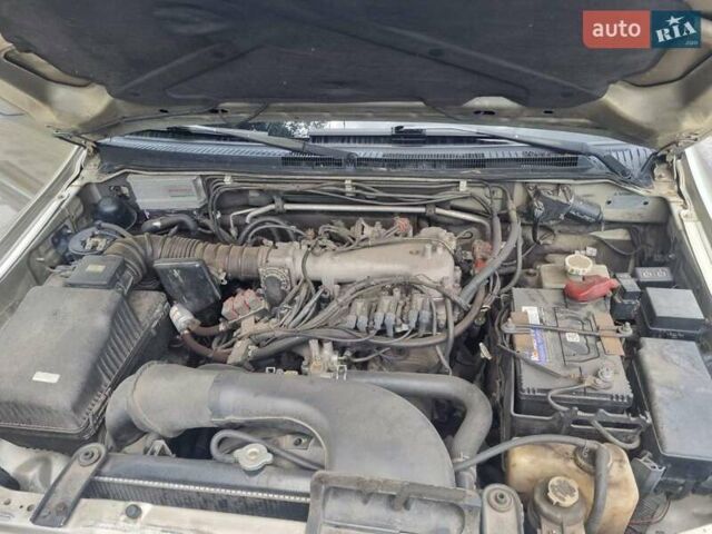 Желтый Мицубиси Паджеро, объемом двигателя 3 л и пробегом 315 тыс. км за 7900 $, фото 10 на Automoto.ua